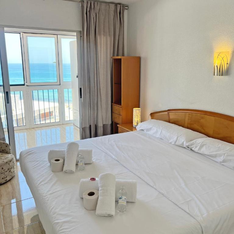 Playa y montaña. 1ª linea. Piscina. Parking . A/C - Apartamento de 2 dormitorios - 50