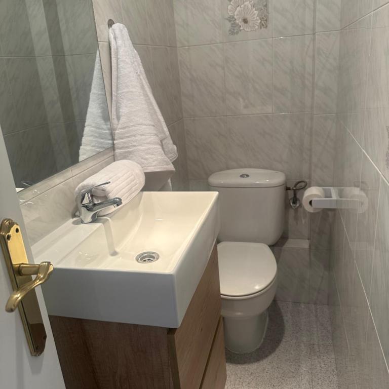 Casa Ulloa con JARDÍN - Three-Bedroom House - 16