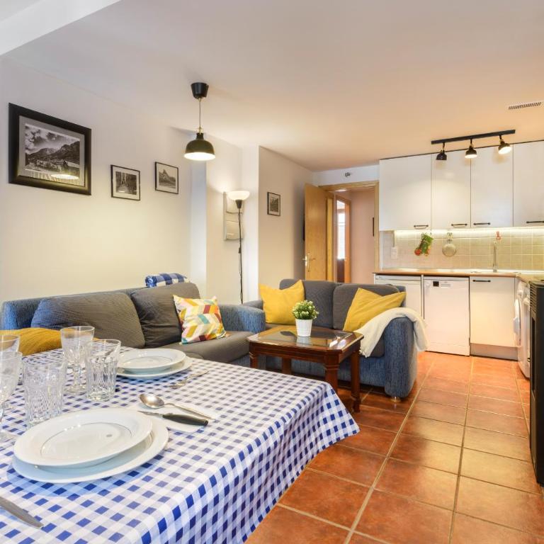 Amplio apartamento de montaña con terraza y WiFi - Two-Bedroom Apartment - 6