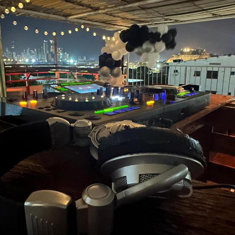 Cozy 5 Bedroom, 6 Bathroom Apartment - One-Bedroom Apartment - 2