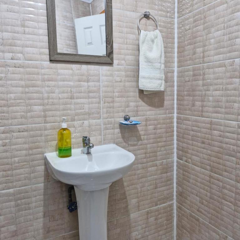 Hostal Flores del Sur - Quadruple Room with Private Bathroom - 1