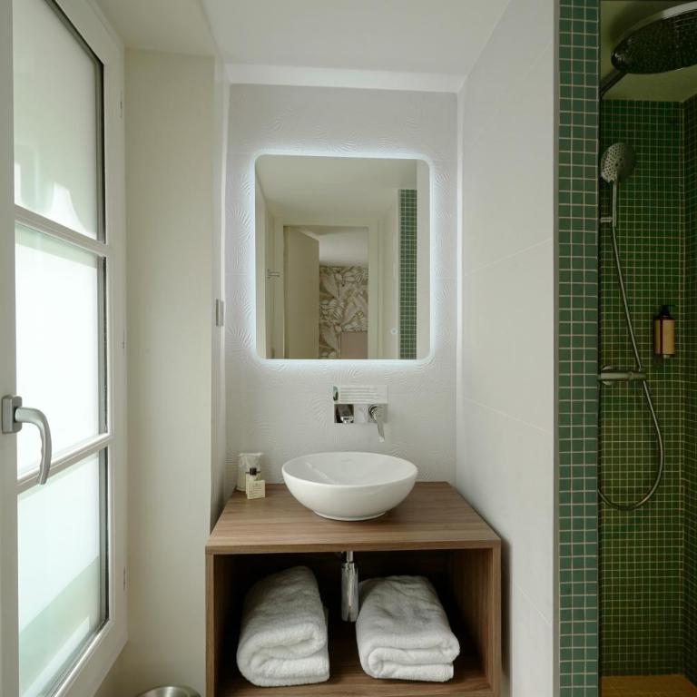 Hôtel Littéraire Arthur Rimbaud, BW Signature Collection - Superior Queen Room with Shower - Non-Smoking - 6