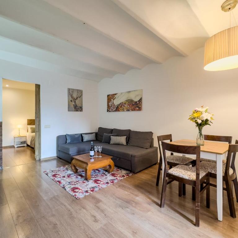 Cozy Place next to Park Güell - Two-Bedroom Apartment - 3