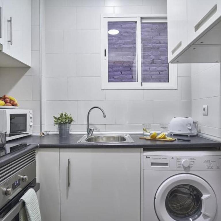 BeBarceloner Sants Apartments- 3 bedroom - Three-Bedroom Apartment - 12