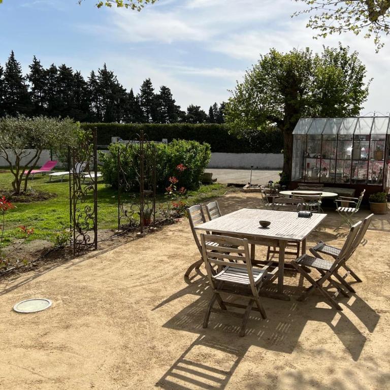 "Countryside Escape Charm and Serenity in Isle-sur-la-Sorgue" - Apartment - 8