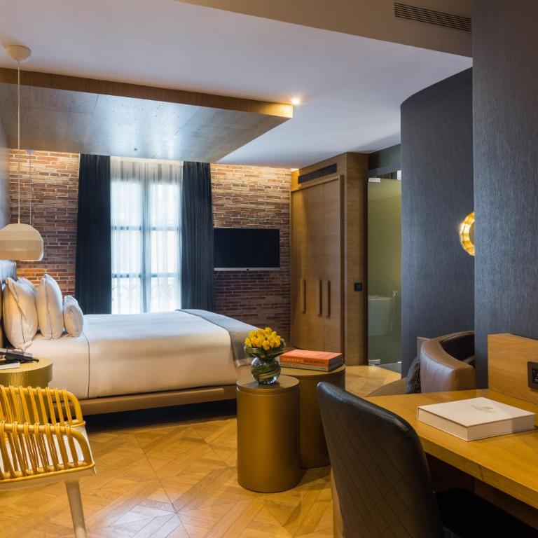 Monument Hotel - Deluxe Room - 2