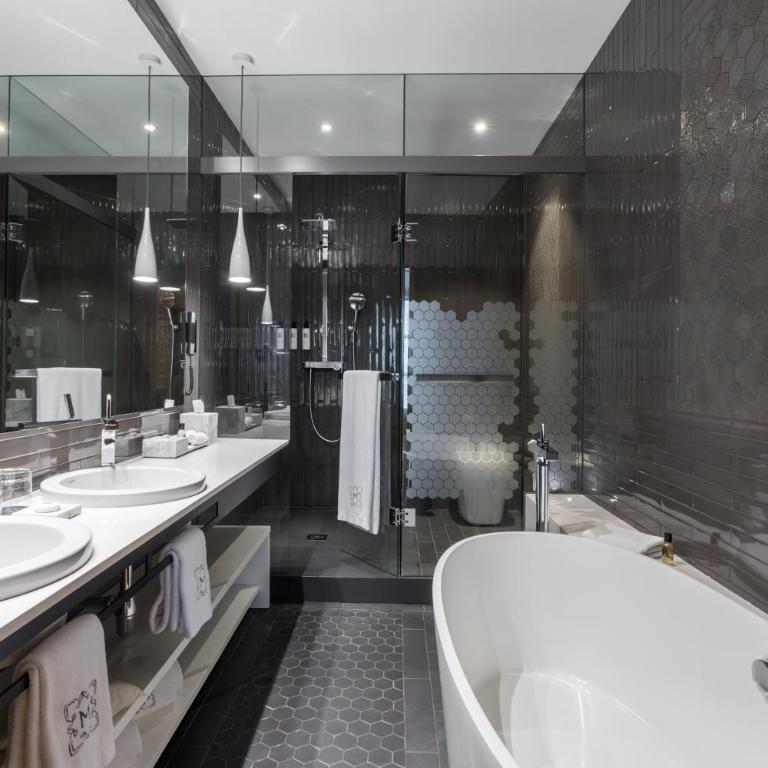 Monument Hotel - Suite with City View - 5