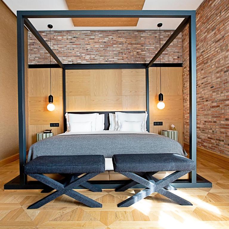 Monument Hotel - Superior Suite with City View - 5