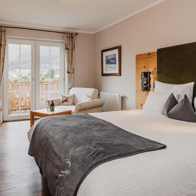 ALMGUT - Mountain Wellness Hotel - Doppelzimmer mit Balkon - 7