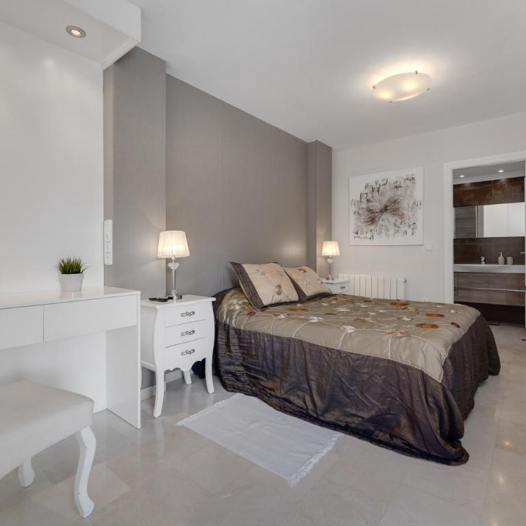 Apartamentos Oasis - Three-Bedroom Apartment - 14