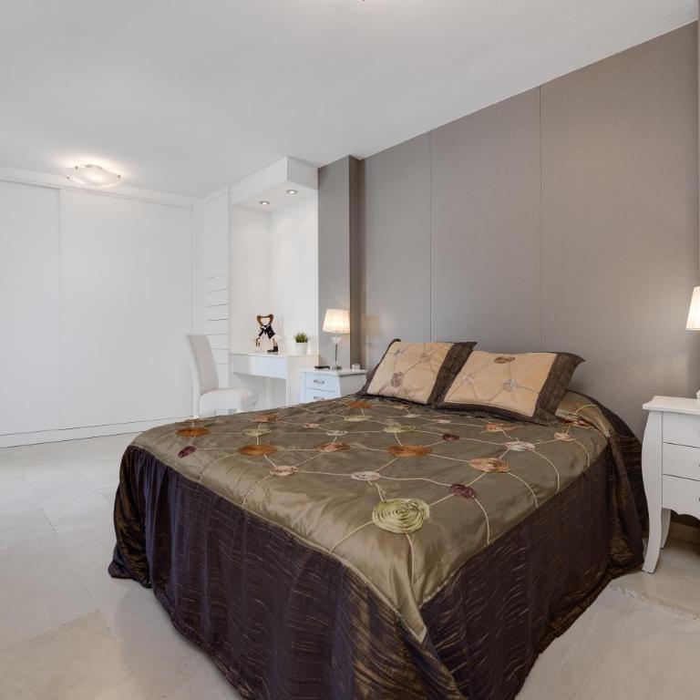 Apartamentos Oasis - Three-Bedroom Apartment - 15