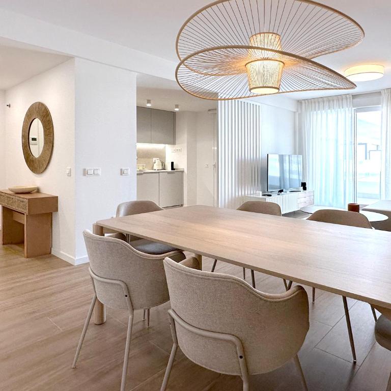 Breezy Bahía by Ginkgo Marbella - Three-Bedroom Apartment - 1
