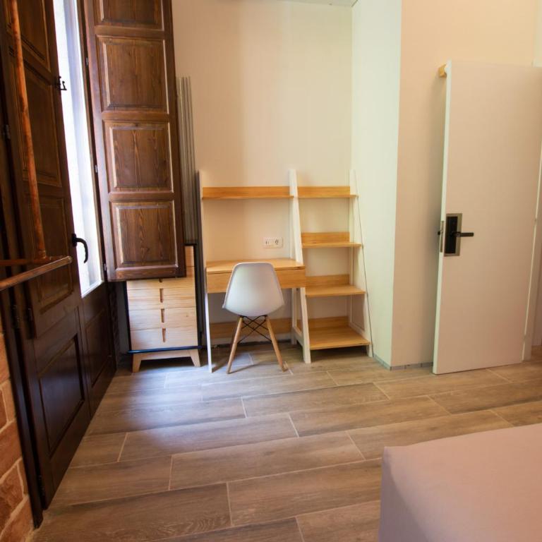 Barcelona Classic Catedral Apartments - Four-Bedroom Apartment - 9