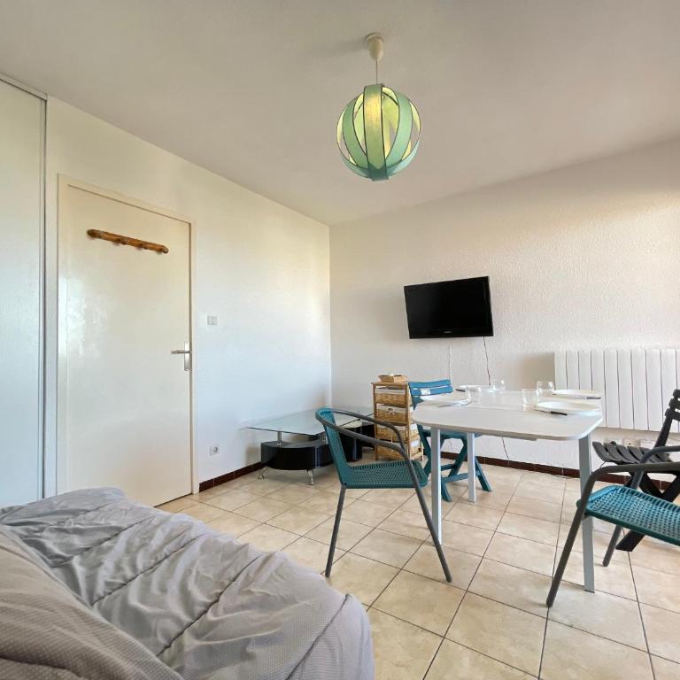 Studio cabine climatisé avec terrasse, parking privé, à 500m de la plage - FR-1-338-35 - Studio - 1