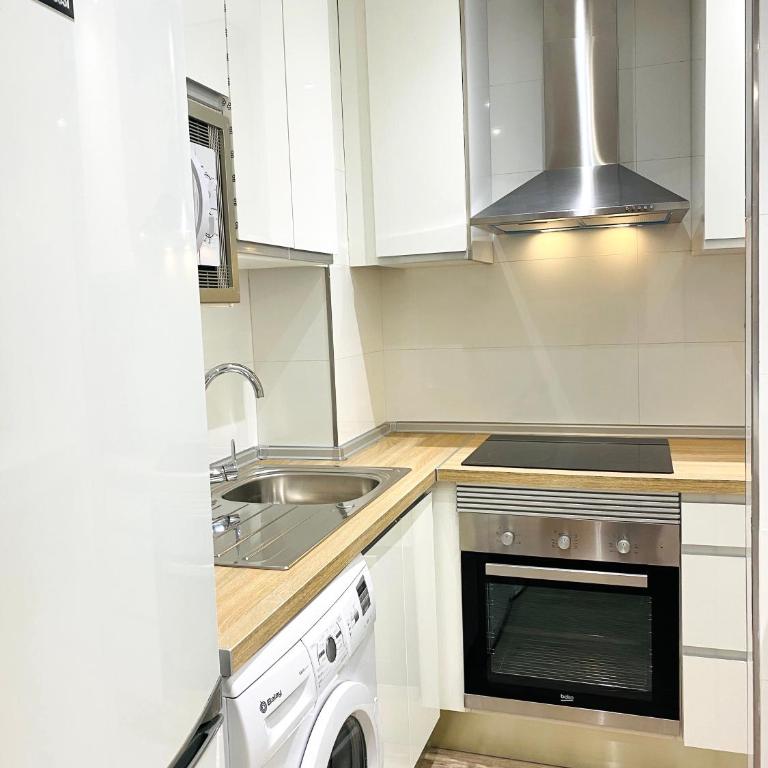 Plaza Madrid Central - Superior One-Bedroom Apartment with Balcony - 11