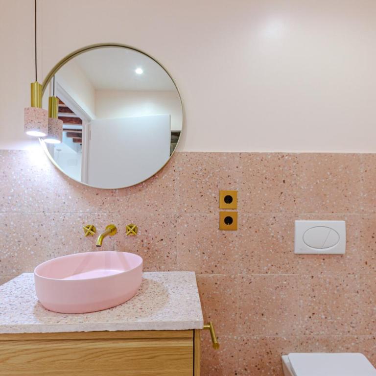 Glamorous pink studio in city center - One-Bedroom Apartment - 13