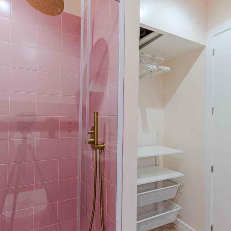 Glamorous pink studio in city center - One-Bedroom Apartment - 18