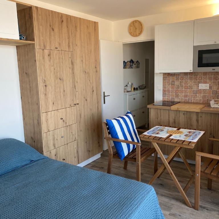 Aux pieds des plages, du port, de la piste cyclable et des commerces de proximité, un studio au dernier étage avec une vue panoramique sur le Bassin d'Arcachon, entièrement rénové, dans une résidence avec piscine - Studio with Balcony - 18