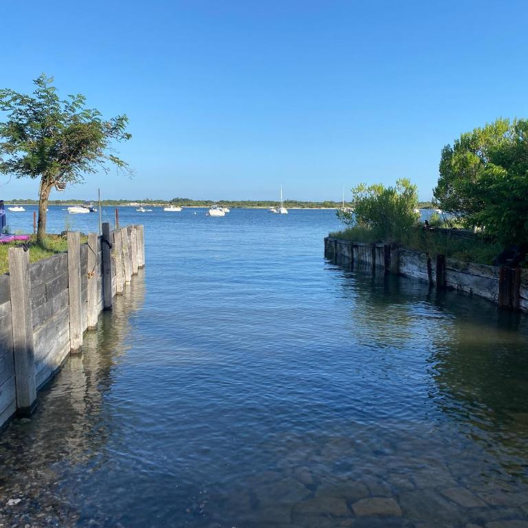 Aux pieds des plages, du port, de la piste cyclable et des commerces de proximité, un studio au dernier étage avec une vue panoramique sur le Bassin d'Arcachon, entièrement rénové, dans une résidence avec piscine - Studio with Balcony - 47
