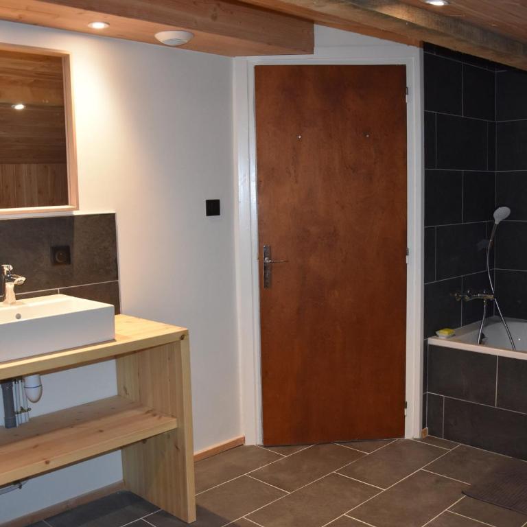 Chalet ensoleillé avec balcon et poêle à bois - FR-1-464-163 - Chalet 3 Chambres - 8