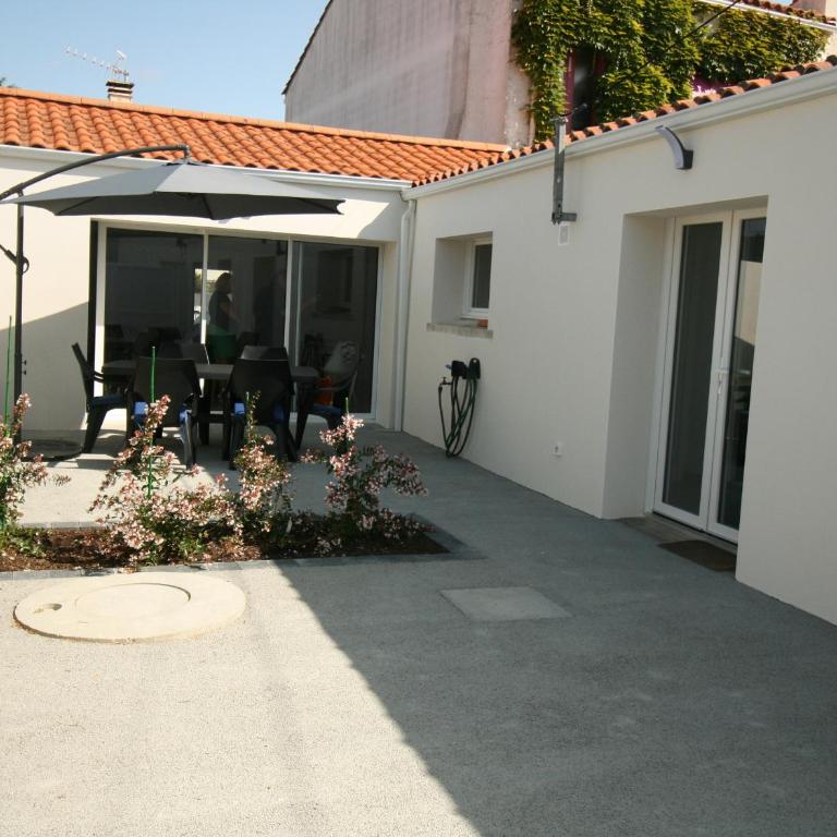 Maison rénovée 2 ch, terrasse, proche plage et centre, parking, équipements complets, animaux ok - FR-1-22-356 - Casa - 3