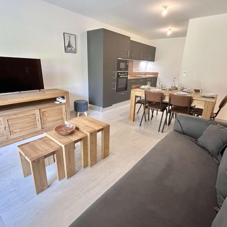 Appartement Neuf 3 Pièces avec Terrasse et Jardin, Proche Remontées Mécaniques, Parking Inclus - FR-1-597-179 - Appartement - 2