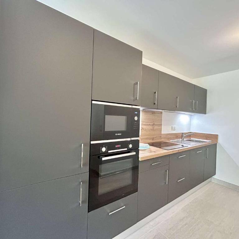 Appartement Neuf 3 Pièces avec Terrasse et Jardin, Proche Remontées Mécaniques, Parking Inclus - FR-1-597-179 - Appartement - 6