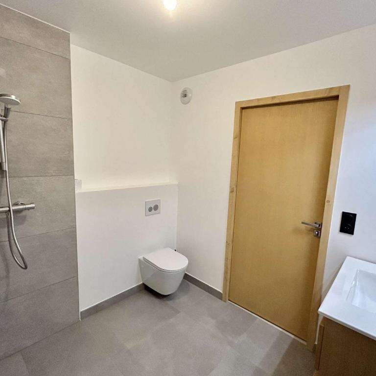 Appartement Neuf 3 Pièces avec Terrasse et Jardin, Proche Remontées Mécaniques, Parking Inclus - FR-1-597-179 - Appartement - 9