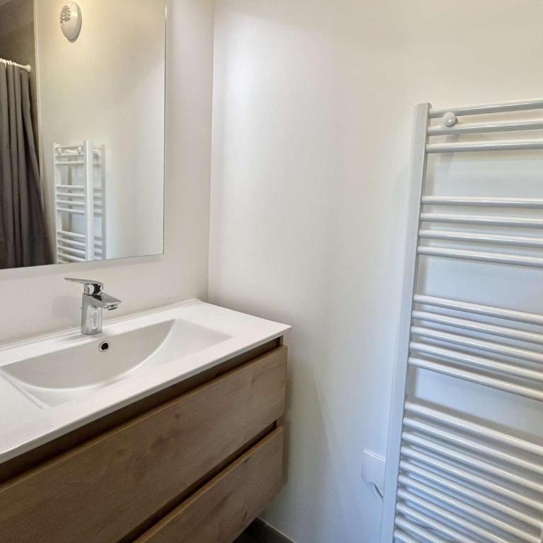 Appartement Neuf 3 Pièces avec Terrasse et Jardin, Proche Remontées Mécaniques, Parking Inclus - FR-1-597-179 - Appartement - 10