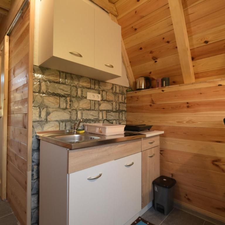 Mountain Paradise Cabins - One-Bedroom House - 9