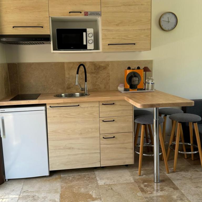 HomeStay Bormes - Studio - Vue sur Piscine - 1er Étage - 7