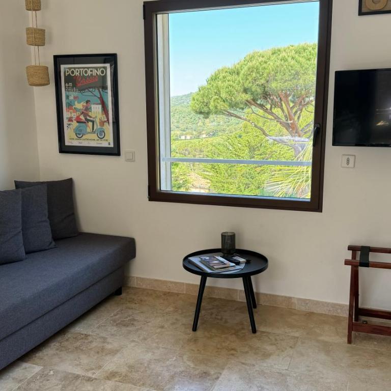 HomeStay Bormes - Studio - Vue sur Piscine - 1er Étage - 9