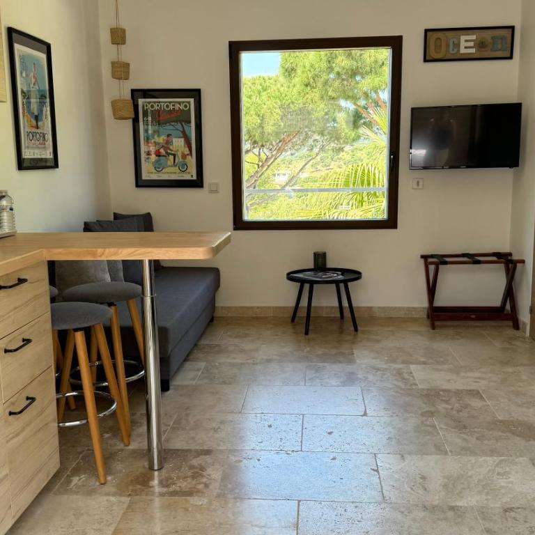 HomeStay Bormes - Studio - Vue sur Piscine - 1er Étage - 8