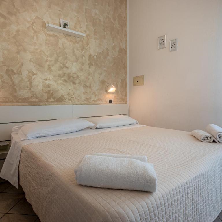 HOTEL JOHN - Camera Matrimoniale - 4