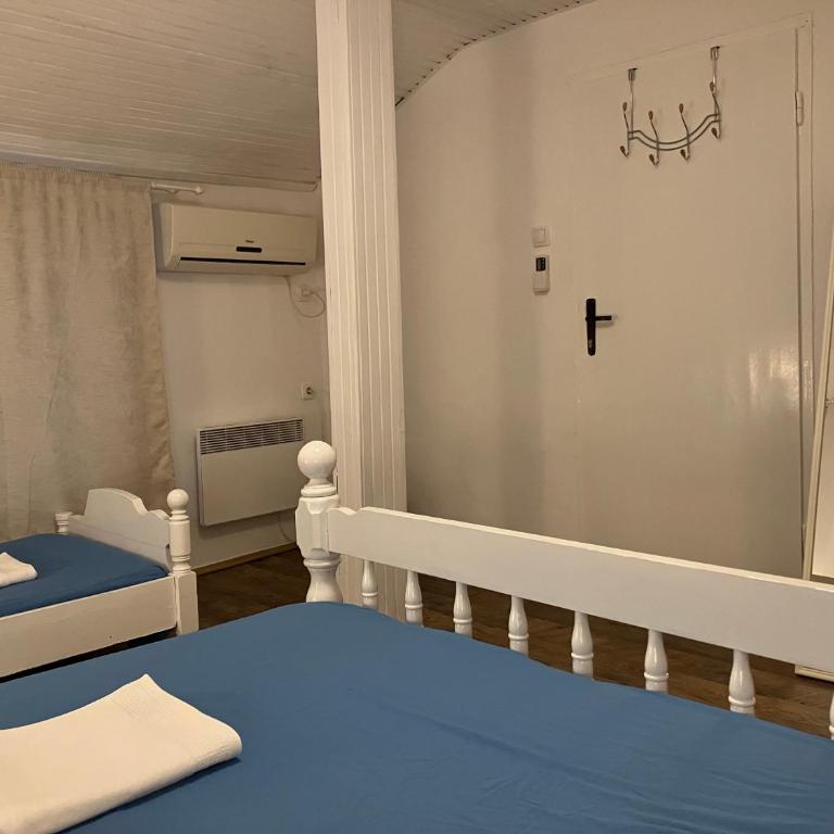 Hidden Gem Hostel - Osnovna Trokrevetna Soba sa Zajedničkim Kupatilom - 4