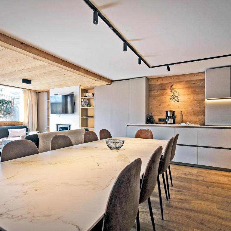 Chalet familial rénové avec jacuzzi, accès piste, ski room - FR-1-613B-42 - Apartment - 11