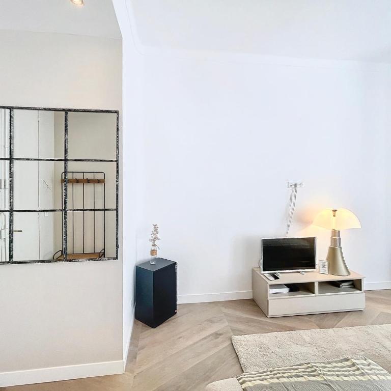 Cannes Vidal Rue Antibes SNCF station 2 mn 1 BR quiet building hyper center Olam Properties - Apartamento - 6