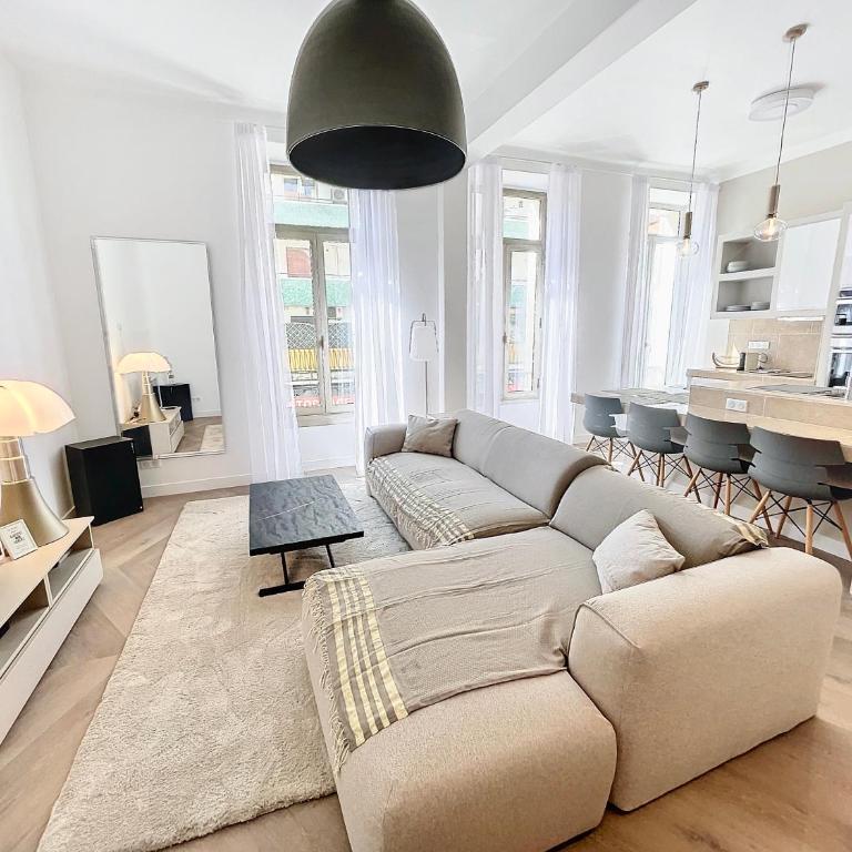 Cannes Vidal Rue Antibes SNCF station 2 mn 1 BR quiet building hyper center Olam Properties - Apartamento - 4
