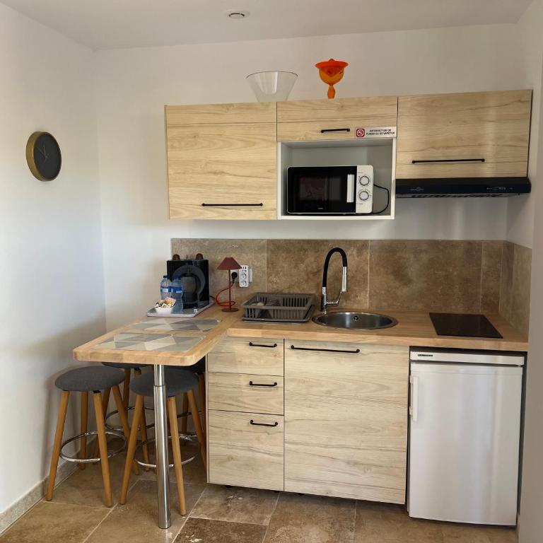 HomeStay Bormes - Studio - Vue sur Piscine - Rez-de-Chaussée - 12