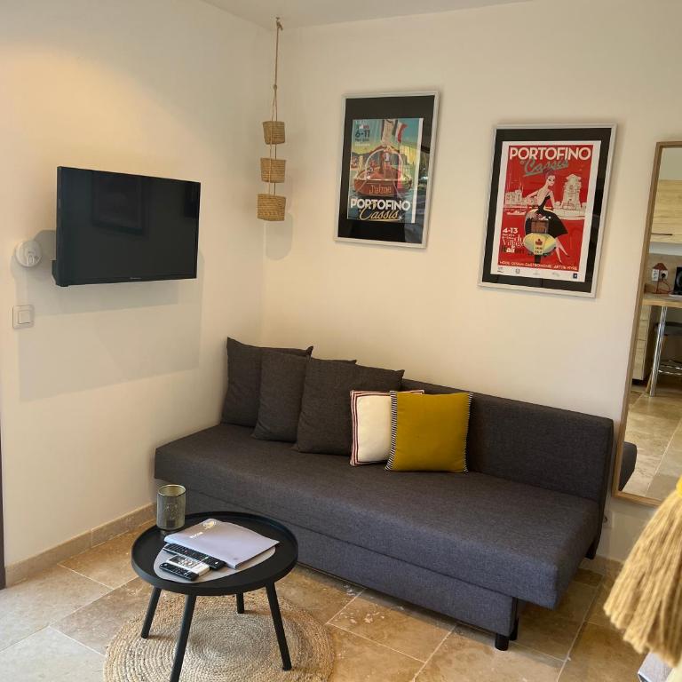 HomeStay Bormes - Studio - Vue sur Piscine - Rez-de-Chaussée - 9