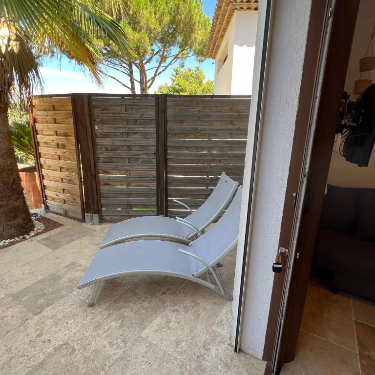 HomeStay Bormes - Studio - Vue sur Piscine - Rez-de-Chaussée - 11