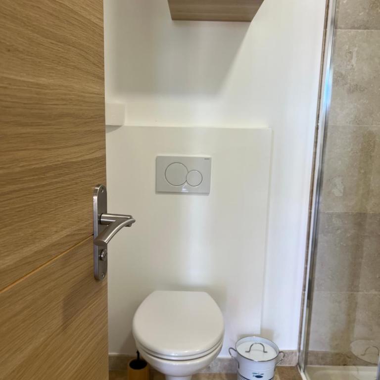 HomeStay Bormes - Studio - Vue sur Piscine - Rez-de-Chaussée - 10