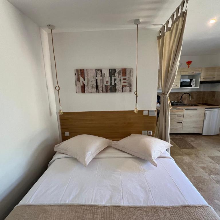 HomeStay Bormes - Studio - Vue sur Piscine - Rez-de-Chaussée - 8