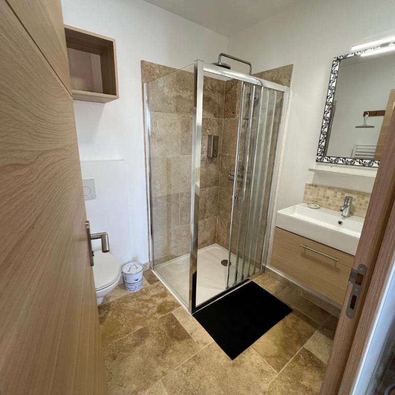 HomeStay Bormes - Studio - Vue sur Piscine - Rez-de-Chaussée - 6