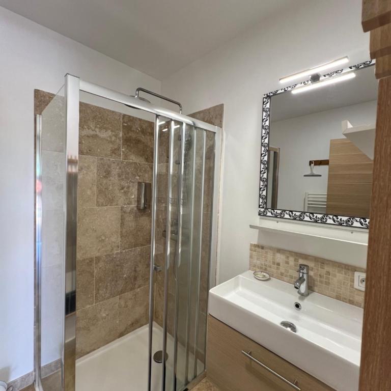 HomeStay Bormes - Studio - Vue sur Piscine - Rez-de-Chaussée - 7