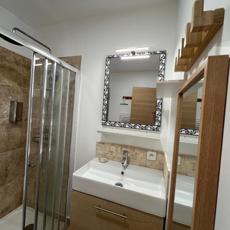 HomeStay Bormes - Studio - Vue sur Piscine - Rez-de-Chaussée - 2