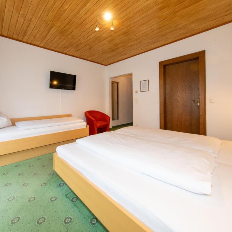 Pension Mozart - Dreibettzimmer mit Balkon - 6