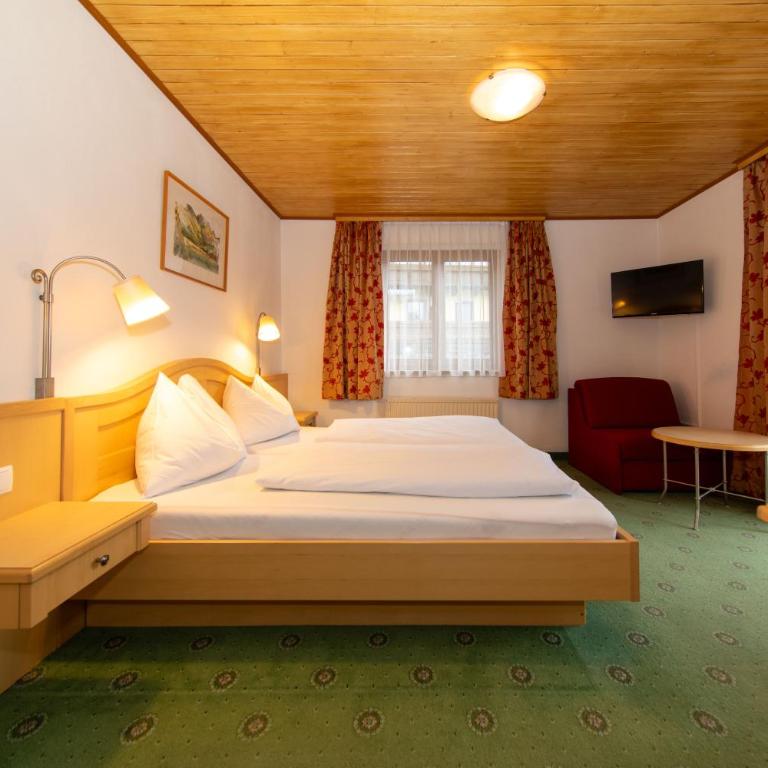 Pension Mozart - Dreibettzimmer mit Balkon - 5
