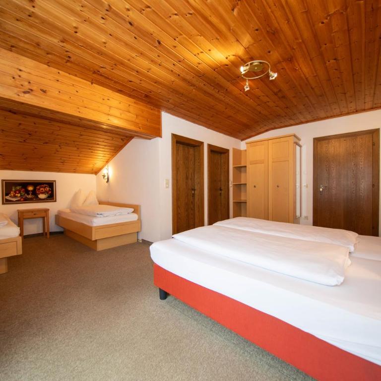 Pension Mozart - Vierbettzimmer mit Balkon - 5