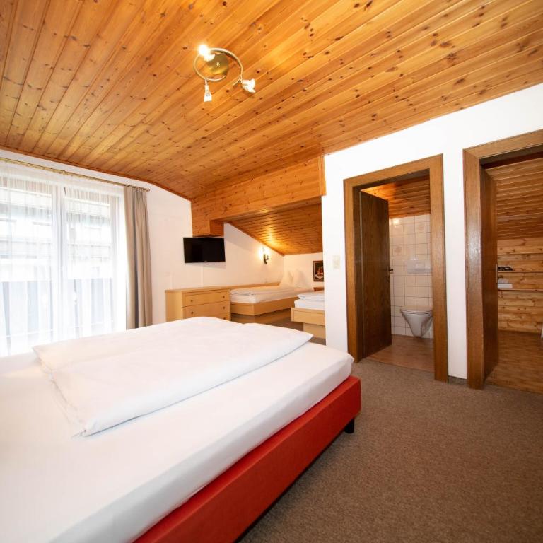 Pension Mozart - Vierbettzimmer mit Balkon - 6